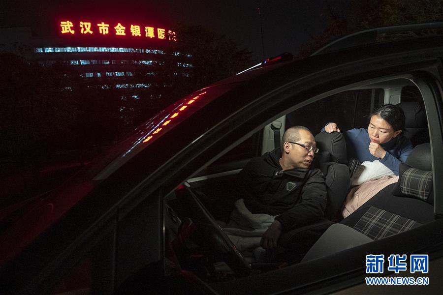（一線抗疫群英譜·圖文互動）（3）特寫：為節省10分鐘，這對醫護夫妻“以車為家”