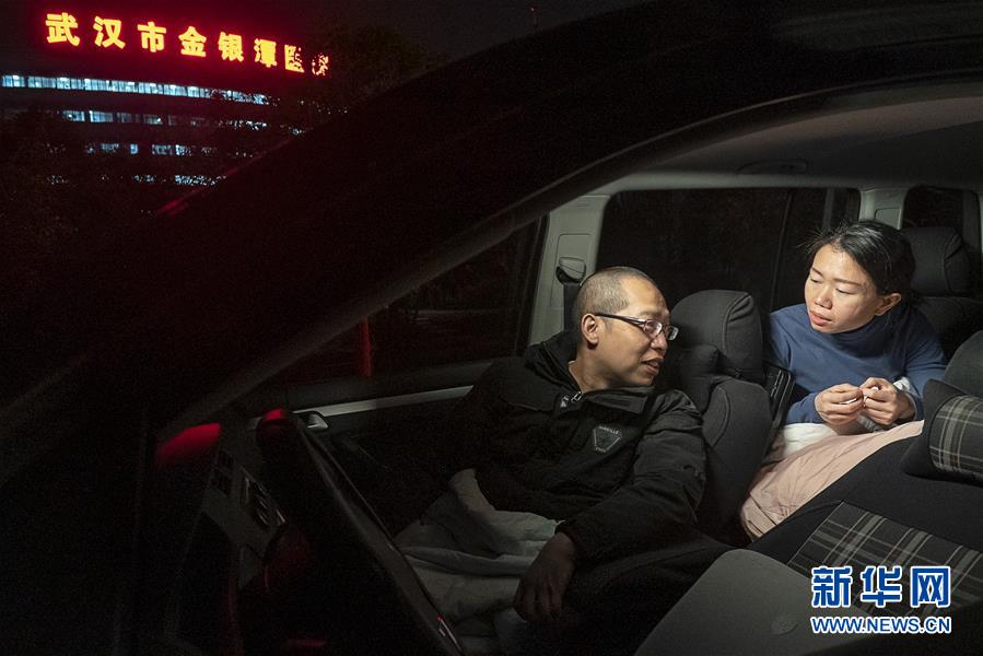 （一線抗疫群英譜·圖文互動）（6）特寫：為節省10分鐘，這對醫護夫妻“以車為家”
