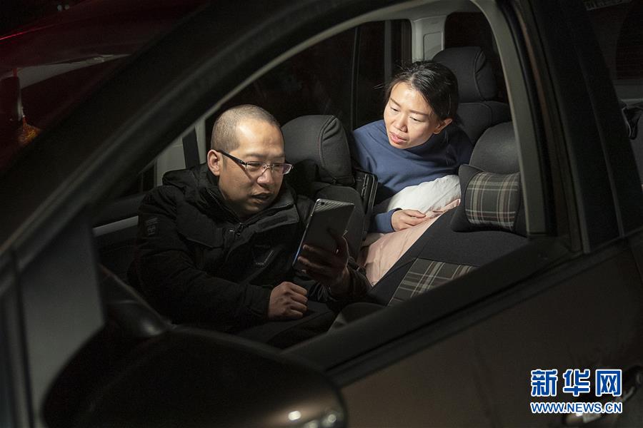 （一線抗疫群英譜·圖文互動）（7）特寫：為節省10分鐘，這對醫護夫妻“以車為家”