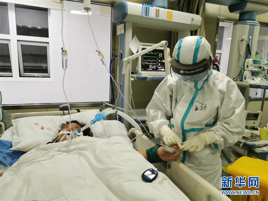 （一線抗疫群英譜·圖文互動）（2）生命之光，溫暖“無面之交”——記抗疫一線重癥監護室90后護士金鈺 