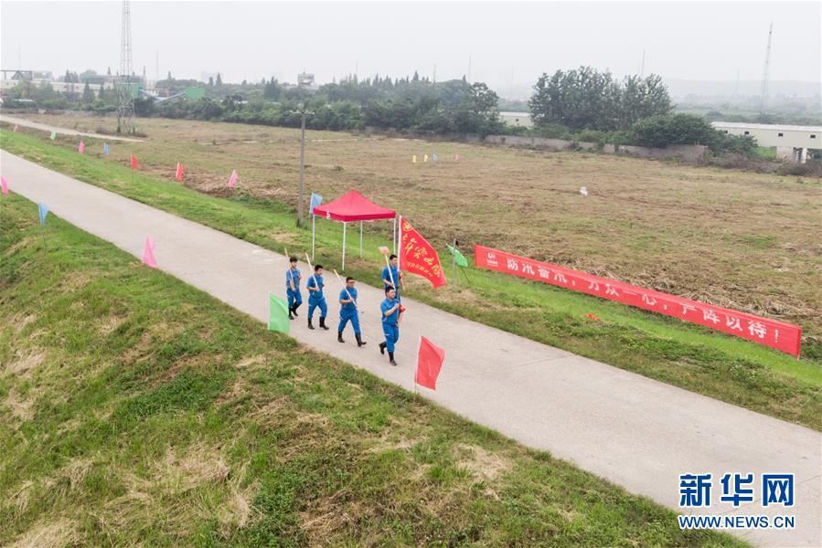 （防汛抗洪·圖文互動）（7）在大堤上成長，為人民守護(hù)——洪水中的青年“生力軍”