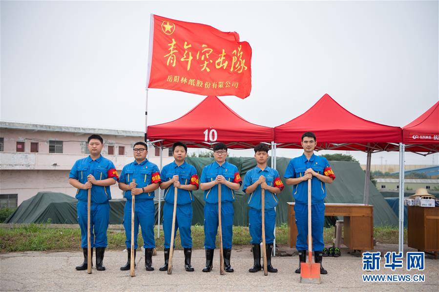 （防汛抗洪·圖文互動）（8）在大堤上成長，為人民守護(hù)——洪水中的青年“生力軍”
