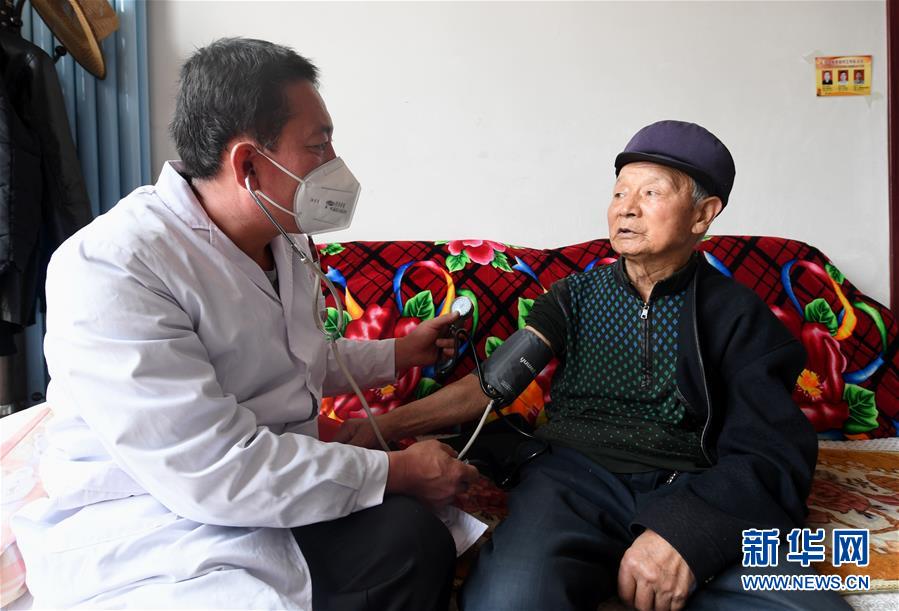 （習(xí)近平的小康故事·新華網(wǎng)·圖文互動）（2）“真正解決好基層群眾看病難、看病貴問題”——習(xí)近平和群眾健康的故事