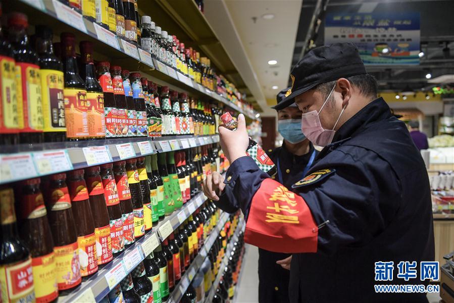 （在習(xí)近平新時代中國特色社會主義思想指引下——新時代新作為新篇章·習(xí)近平總書記關(guān)切事）（1）“平凡英雄”的力量——致敬堅(jiān)守戰(zhàn)“疫”一線的社區(qū)工作者 