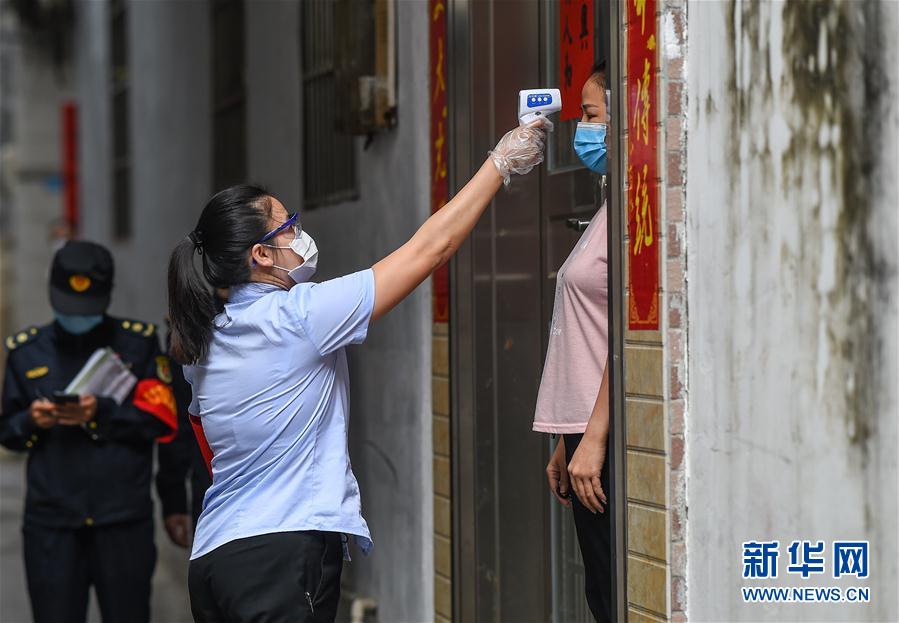 （在習(xí)近平新時代中國特色社會主義思想指引下——新時代新作為新篇章·習(xí)近平總書記關(guān)切事）（3）“平凡英雄”的力量——致敬堅(jiān)守戰(zhàn)“疫”一線的社區(qū)工作者 