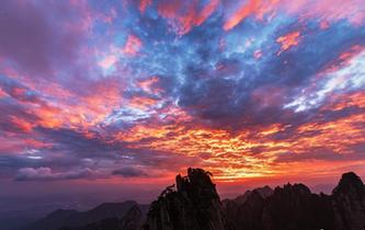 黃山現日出美景 引游客拍照留念