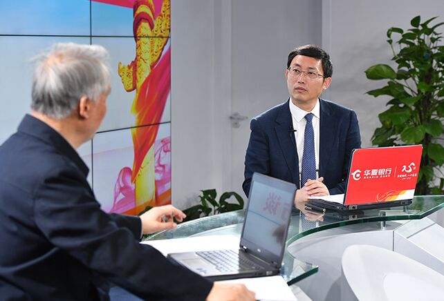 您再給我們梳理一下，黨章中有關“基本路線”的修改情況。