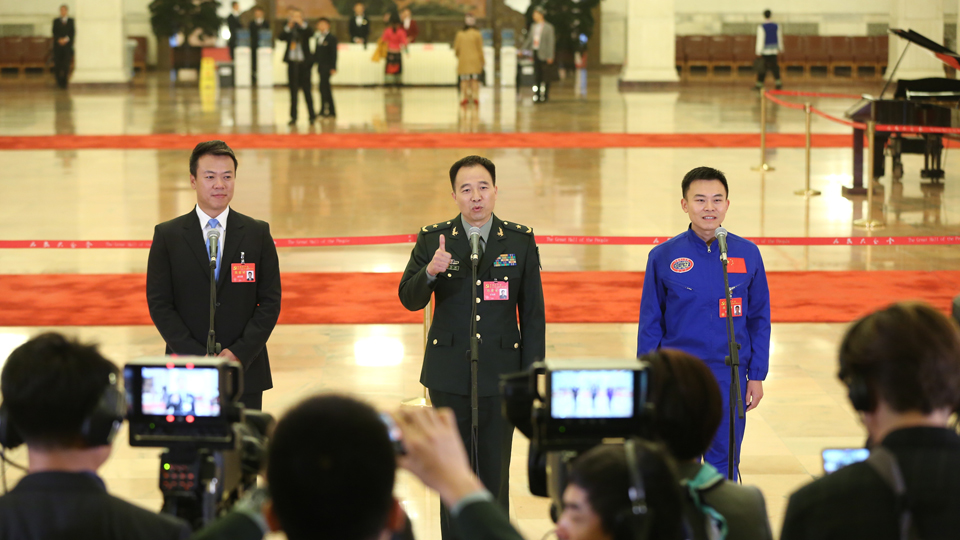 趙宏博、景海鵬、唐嘉陵代表接受采訪