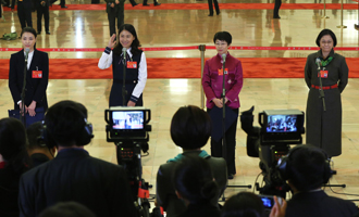吳敏霞、杜玉濤、蒙曼、盧麗安代表接受采訪