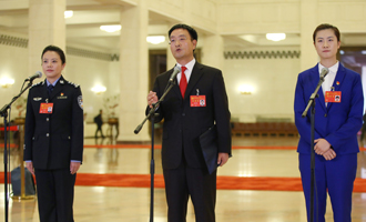 李貝、裴春亮、丁寧代表接受采訪