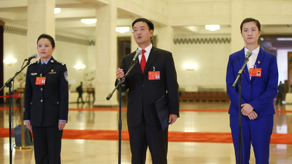 李貝、裴春亮、丁寧代表接受采訪