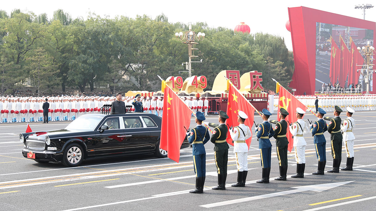 習(xí)近平驅(qū)車(chē)行進(jìn)至黨旗、國(guó)旗、軍旗前，向旗幟行注目禮
