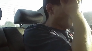 這人啥情況？他在警車上都能睡著