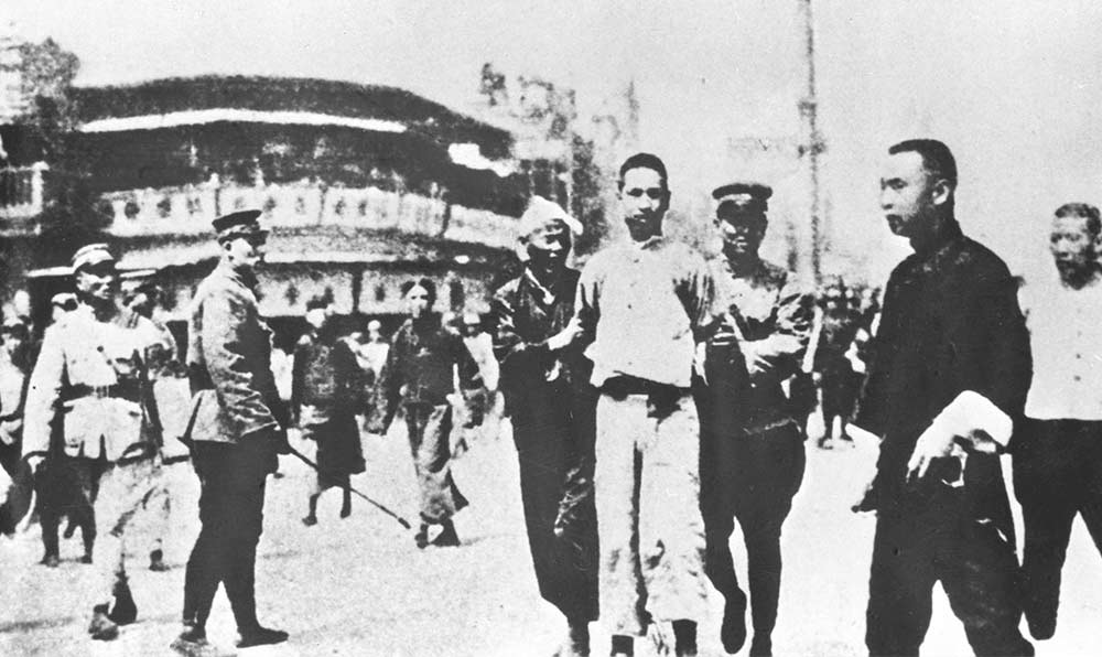 1927年4月12日 “四?一二”反革命政變，國民黨反動派捕殺大批共產黨員和工人、學生、群眾