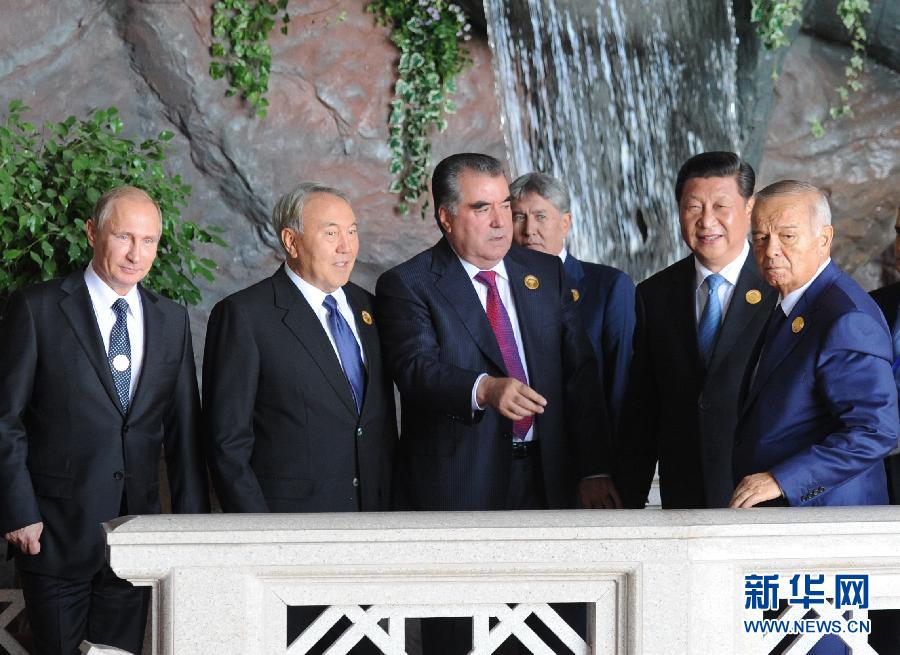 9月12日，上海合作組織成員國元首理事會第十四次會議在塔吉克斯坦首都杜尚別舉行。國家主席習近平出席會議并發(fā)表重要講話。這是習近平同其他成員國元首親切交談。新華社記者謝環(huán)馳攝 