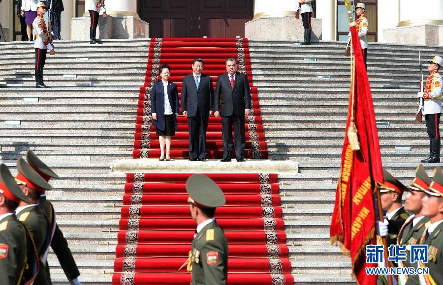 9月13日，國家主席習近平在杜尚別同塔吉克斯坦總統拉赫蒙舉行會談。會談前，拉赫蒙在民族宮前廣場為習近平舉行隆重的歡迎儀式。新華社記者馬占成攝 