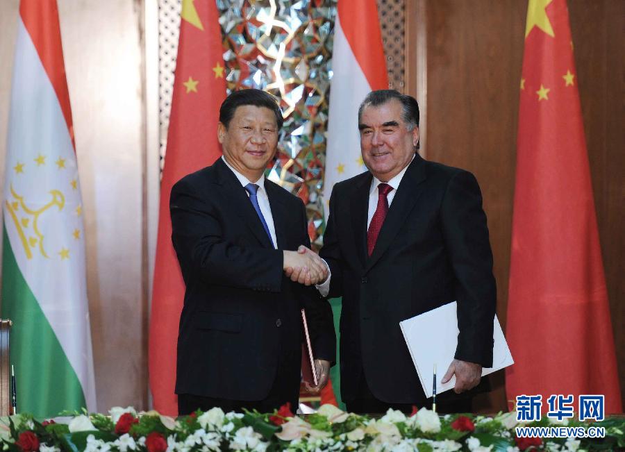 9月13日，國家主席習近平和塔吉克斯坦總統拉赫蒙在杜尚別共同簽署《中塔關于進一步發展和深化戰略伙伴關系的聯合宣言》。新華社記者謝環馳攝 