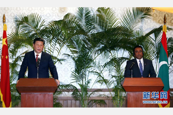 9月15日，國家主席習近平在馬累與馬爾代夫總統(tǒng)亞明共同會見記者。 新華社記者 鞠鵬 攝
