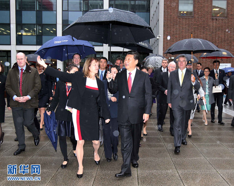 10月21日，國(guó)家主席習(xí)近平在倫敦參觀帝國(guó)理工學(xué)院。 新華社記者姚大偉 攝