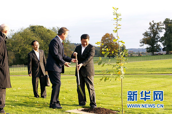 兩國領(lǐng)導人一同在別墅草坪，共同種下象征中英友誼的橡樹。新華社記者 鞠鵬 攝