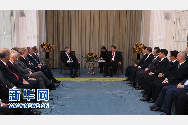10月22日，國家主席習近平在倫敦集體會見英國前首相布朗等英國友人。新華社記者 龐興雷 攝 