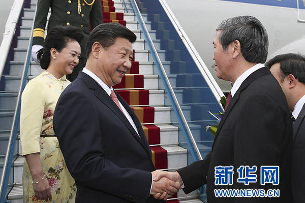11月5日，中共中央總書記、國家主席習近平抵達越南首都河內，開始對越南進行國事訪問。這是越南高級官員到機場迎接習近平和夫人彭麗媛。新華社記者蘭紅光攝 