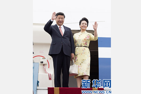 11月5日，中共中央總書記、國家主席習近平抵達越南首都河內，開始對越南進行國事訪問。這是習近平和夫人彭麗媛步出艙門向歡迎人群揮手致意。新華社記者 李學仁 攝