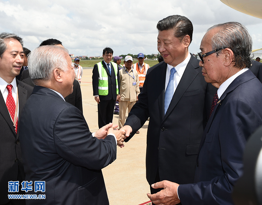 10月13日，國家主席習(xí)近平乘專機(jī)抵達(dá)金邊國際機(jī)場，開始對柬埔寨王國進(jìn)行國事訪問。柬埔寨副首相兼王宮事務(wù)大臣貢桑奧親王和夏卡朋親王、阿倫公主等在舷梯旁熱情迎接習(xí)近平主席。新華社記者　謝環(huán)馳　攝