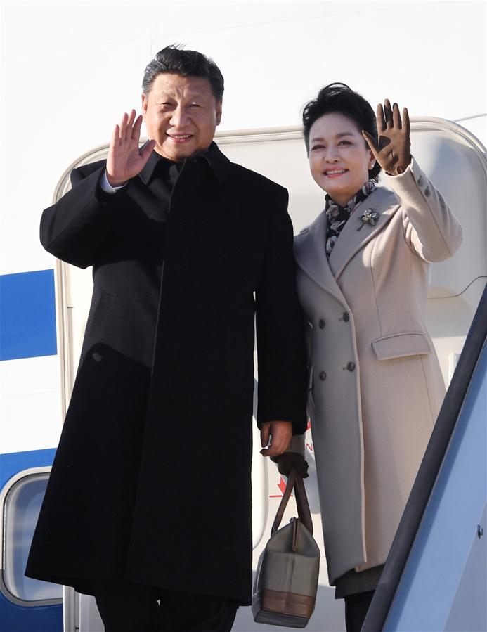 4月4日，國家主席習(xí)近平乘專機(jī)抵達(dá)赫爾辛基，開始對芬蘭共和國進(jìn)行國事訪問。這是習(xí)近平和夫人彭麗媛步出艙門。 新華社記者 饒愛民 攝 