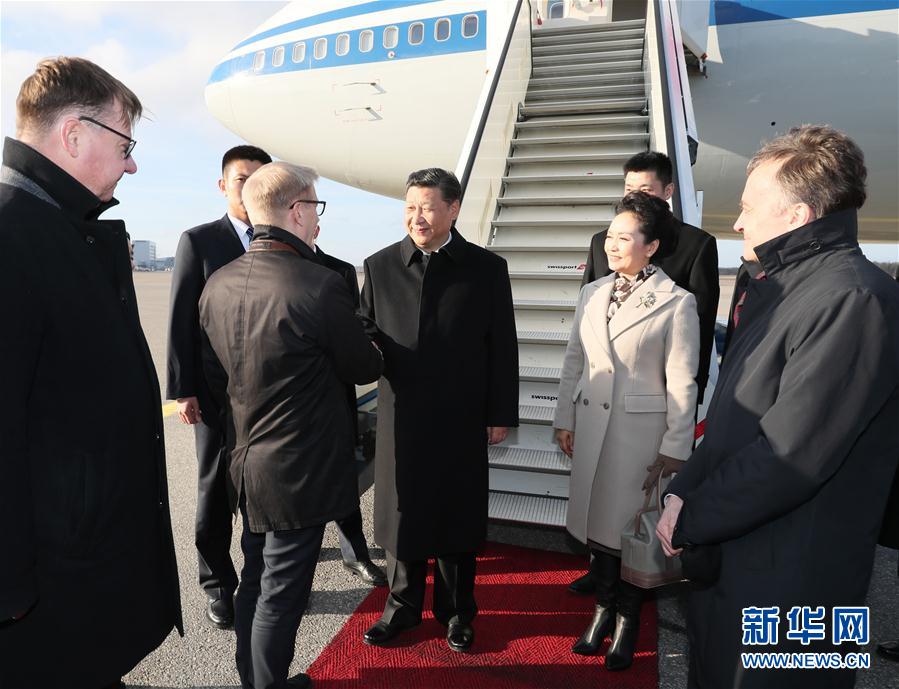 4月4日，國家主席習(xí)近平乘專機(jī)抵達(dá)赫爾辛基，開始對芬蘭共和國進(jìn)行國事訪問。這是芬蘭政府代表、農(nóng)業(yè)與環(huán)境部長蒂利凱寧等在舷梯旁熱情迎接習(xí)近平和夫人彭麗媛。新華社記者 蘭紅光 攝 