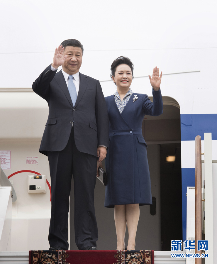 7月3日，國家主席習近平乘專機抵達莫斯科，開始對俄羅斯聯邦進行國事訪問。這是習近平和夫人彭麗媛步出艙門。 新華社記者 李學仁 攝