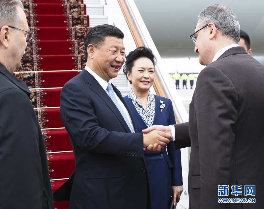 7月3日，國家主席習近平乘專機抵達莫斯科，開始對俄羅斯聯邦進行國事訪問。這是習近平和夫人彭麗媛受到俄羅斯政府高級官員熱情迎接。新華社記者 謝環馳 攝 