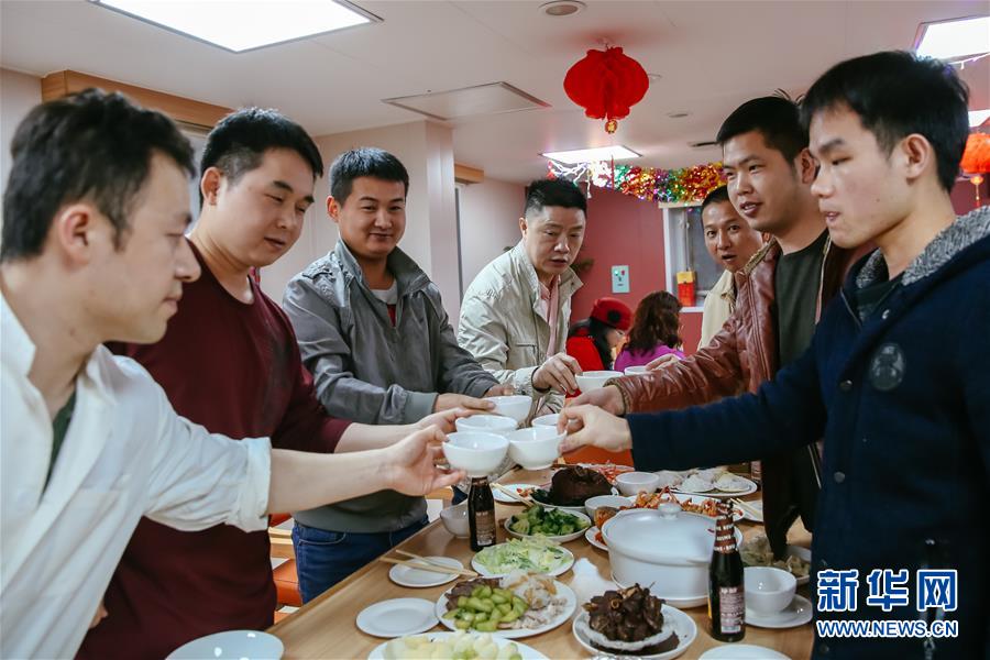 （國際·圖文互動）（3）遠(yuǎn)洋巨輪上遲來的年夜飯