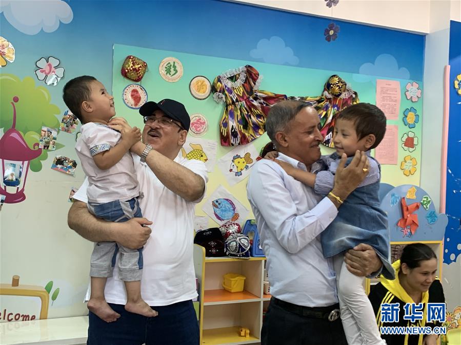 （圖文互動(dòng)）（3）多國駐華使節(jié)參訪新疆：中國反恐、去極端化經(jīng)驗(yàn)值得學(xué)習(xí)借鑒