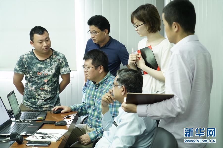 （國際·圖文互動）（1）通訊：春節，“是工期而不是假期”——記科倫坡港口城的中國建設者