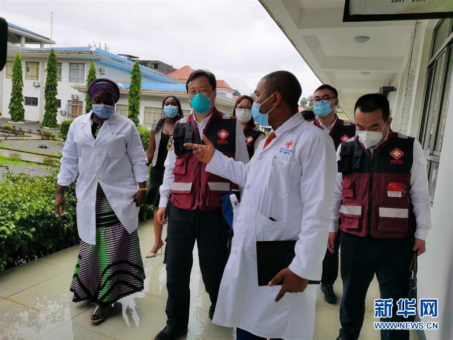 （國際疫情·圖文互動）（1）中國專家組與幾內亞醫(yī)護人員交流抗疫經驗